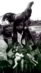 Tea Kim Heang - Jeune cambodgienne avec le fulsil de son père